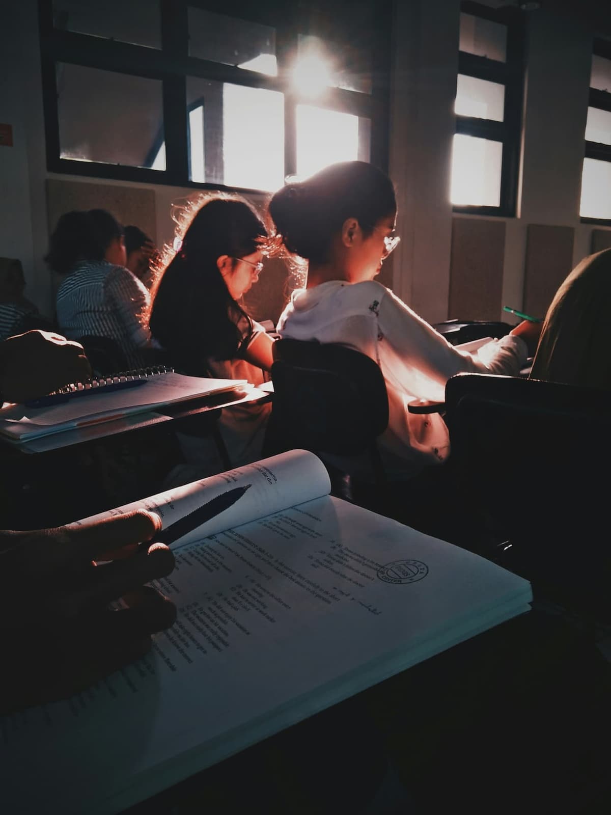 Estudantes realizando simulados